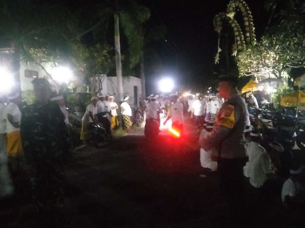Ratusan Warga Ikuti Melasti, Aparat TNI Polri Bersama pecalang...