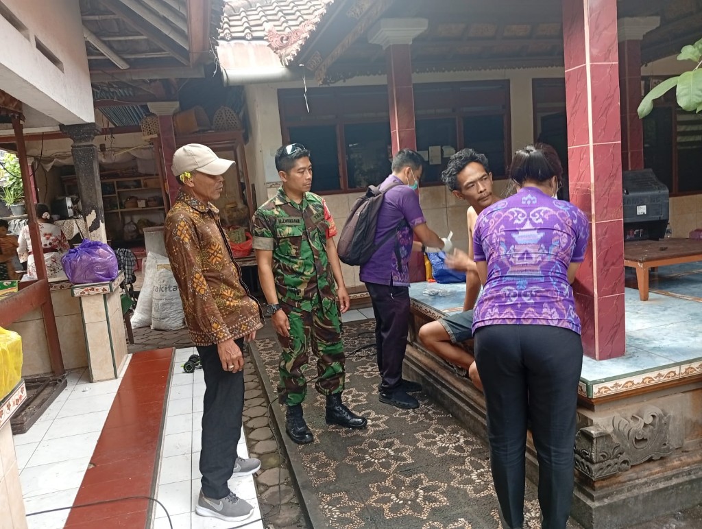 Pastikan Kondisi ODGJ Baik, Babinsa Pesinggahan Bersama Tim Kesehatan Desa Dan Puskesmas Lakukan Pemeriksaan Kesehatan