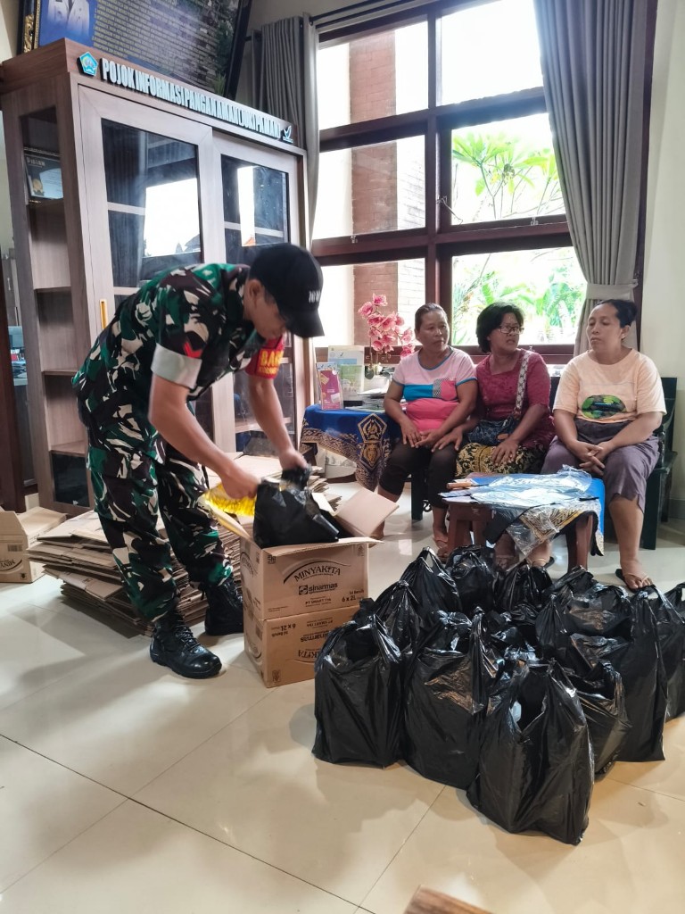 193 KPM di Desa Dawan Kelod Terima Bantuan Pangan Beras Bulog, Koptu Nyoman Suartawan Pastikan Tepat Sasaran Melalui pengawalan
