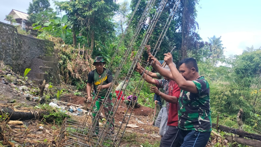 Perkuat Pondasi Jembatan Perintis Desa Manduang, Prajurit Kodim Klungkung Semangat Rakit Besi Cakar Ayam