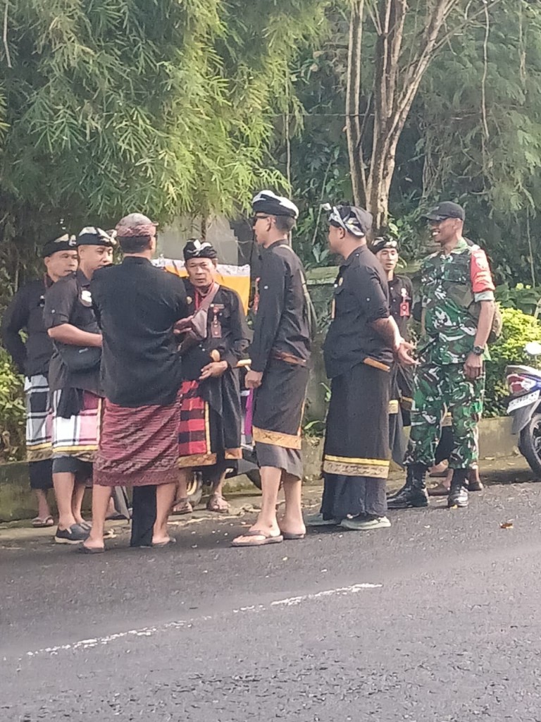 Sinergi Ditengah Upacara Keagamaan, Babinsa Semarapura Kangin Bersama Bhabinkamtibmas Dan Pecalang Gelar Pengamanan
