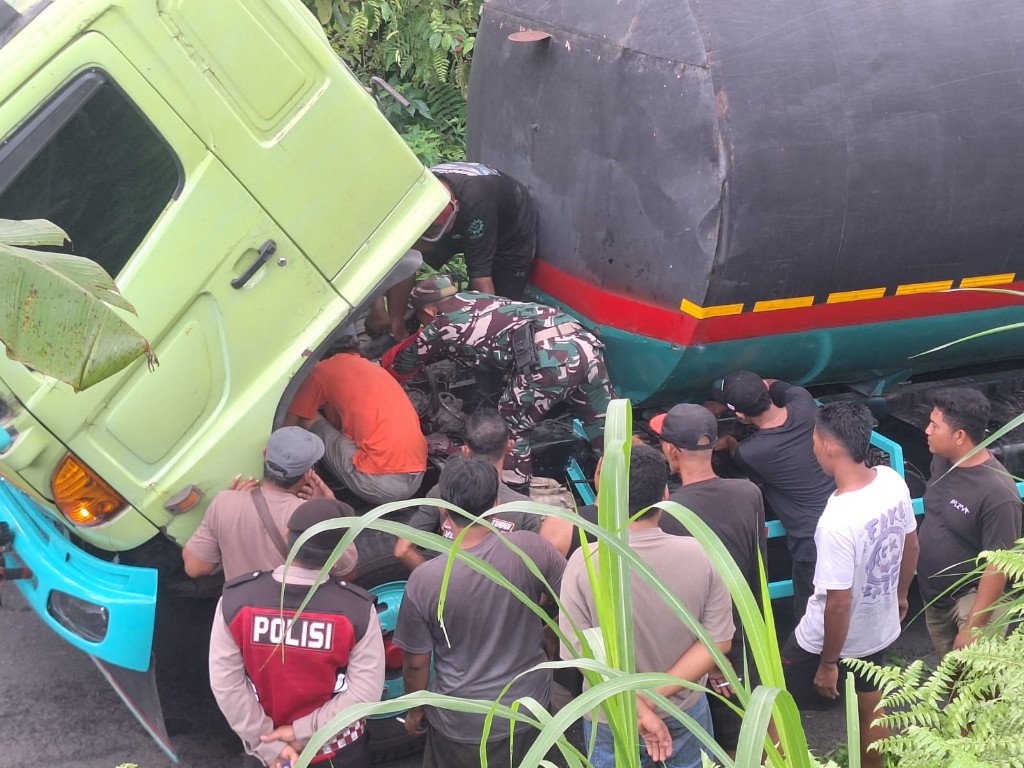 Mekanik Dadakan, Sertu Suparto Bantu Perbaiki Truck Warga Yang Mogok Ditanjakan Dusun Apet 