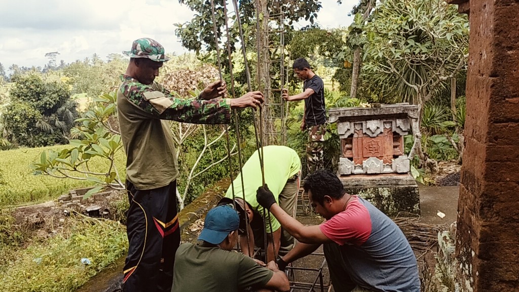 Lubang Pondasi Dilebarkan, Ikatan Besi Cakar Ayam Dikencangkan, Dandim Klungkung Pastikan Pondasi Jembatan Perintis Manduang Kuat