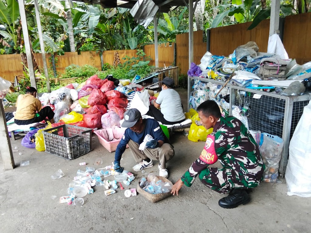 Babinsa Koramil Dawan Pantau Operasional TPS3R Di Desa Besan 

