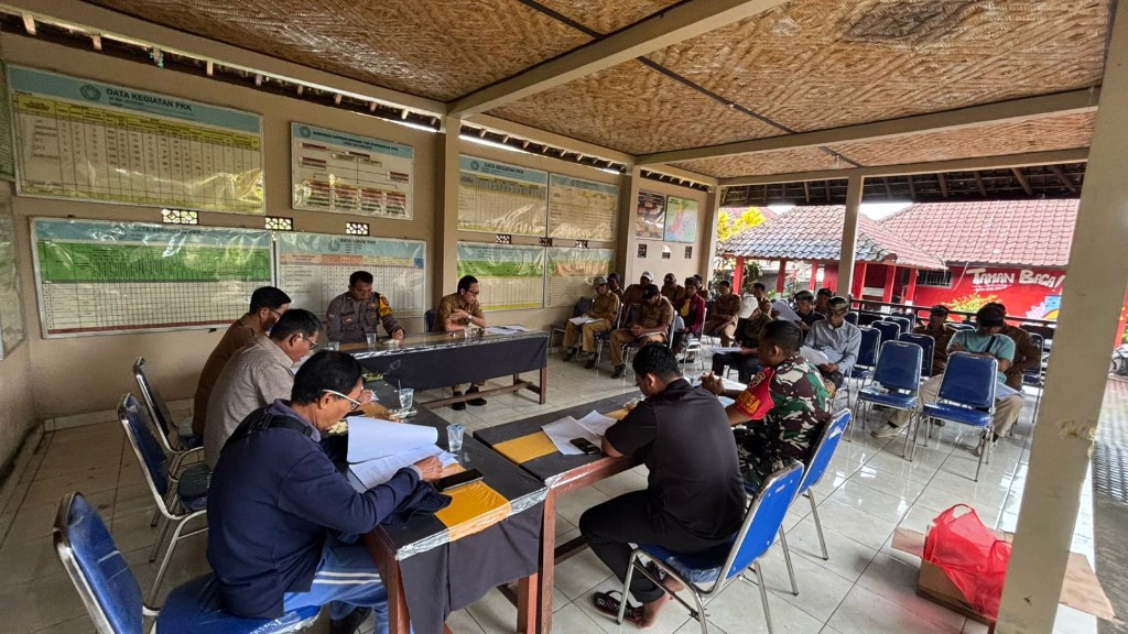 Wujudkan Efektivitas dan Akuntabilitas Pemerintahan Desa, Babinsa Batumadeg Hadiri Rapat Pembahasan Kewenangan dan Penetapan Peraturan Desa