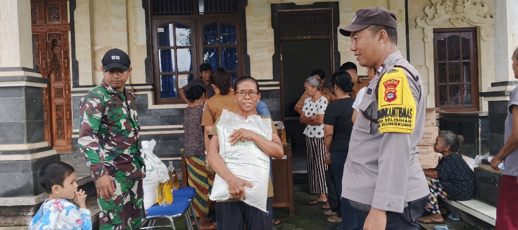 Babinsa Selisihan Kangin Kawal 72 KPM Terima Bantuan Pangan