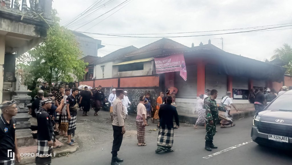 Gelar Pengamanan Ngaben, Babinsa Takmung Tunjukkan Kontribusi TNI Sukseskan Upacara Keagamaan  
