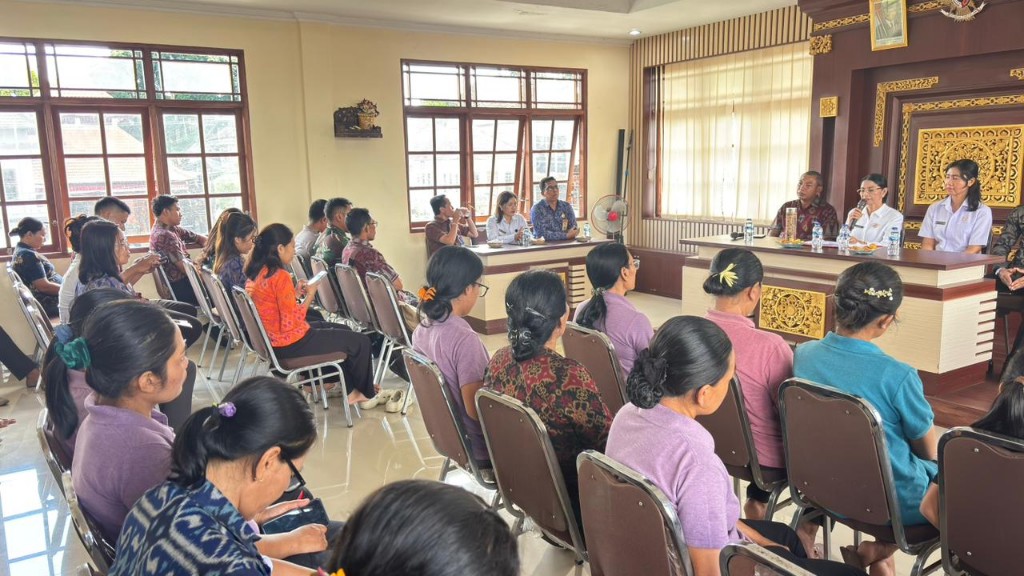 Atensi Kunjungan Ketua TP Posyandu Kabupaten Klungkung, Babinsa Tohpati Jadi Motivasi dan Profesionalisme Kader Posynadu Optimalkan Layanan Kesehatan 