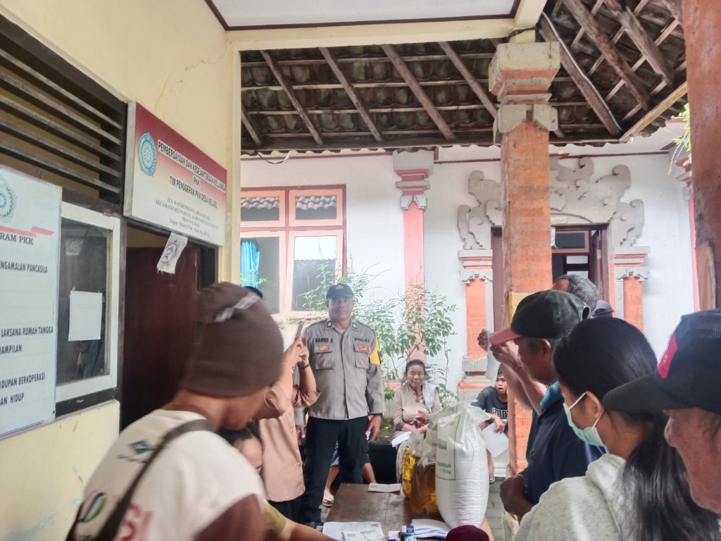 Babinsa Gelgel Dampingi 340 KPM Terima Bantuan Pangan, Tegaskan Komitmen TNI Peduli Kesejahteraan Masyarakat 