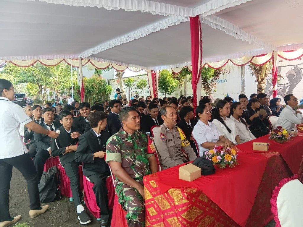 Sinergi TNI Dukung Dunia Pendidikan, Babinsa Semarapura Tengah Atensi Graduation Angkatan ke 9 SMK Ti Bali Global Klungkung