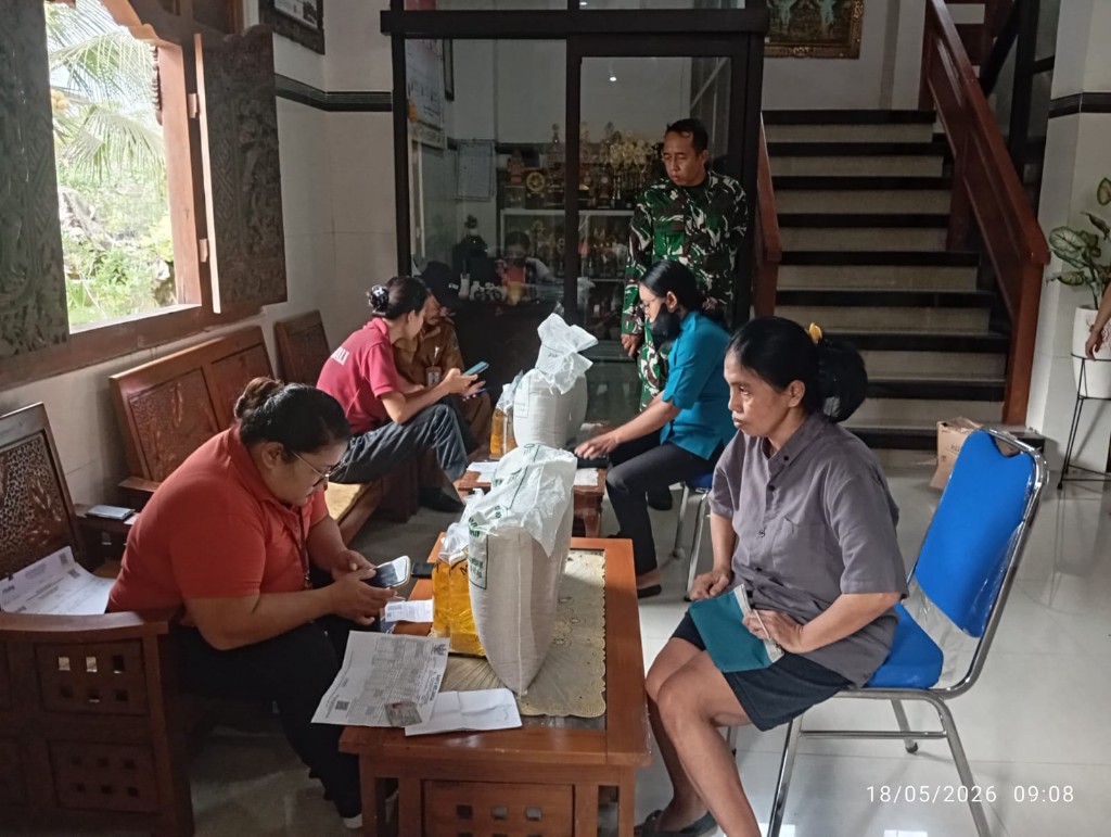 Babinsa paksebali Dampingi 359 KPM Terima Bantuan Pangan, Tegaskan Komitmen TNI Peduli Kesejahteraan Masyarakat 