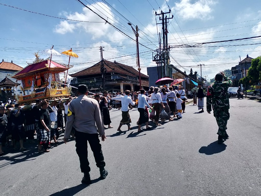 Diwarnai Arak-arakan Pengabenan, Babinsa Paksebali Turun Langsung Kawal Pengabenan Almarhuman Ni Made Suriasni