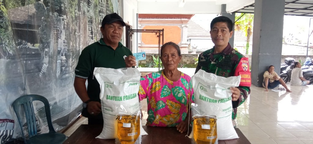 Tegaskan Kontribusi TNI Tingkatkan Kesejateraan Masyarakat, Babinsa pesinggahan Turun Langsung Kawal Penyaluran Bantuan Pangan