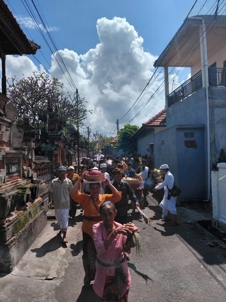 Kolaborasi Tiga Pilar Di Tradisi Adat, Serka Yulianta Kawal Pengabenan Di Dusun Lepang Kangin