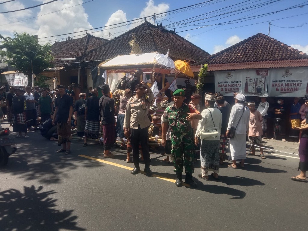 Gelar Pengamanan, babinsa Takmung Dan paksebali pastikan Ngaben Di Wilayah Binaan Aman Dan Lancar