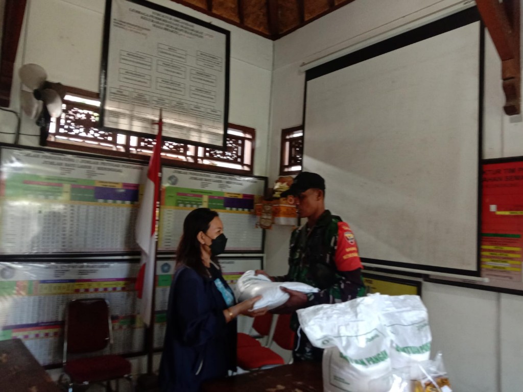 232 Warga Terima Bantuan Pangan Beras, Babinsa Semarapura Kangin Hadir Pastikan Aman Dan lancar