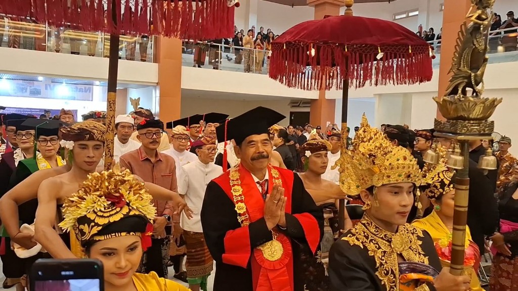 PUNCAK DIES NATALIS VI, REKTOR UHN SUGRIWA PAPARKAN CAPAIAN KEBERHASILAN