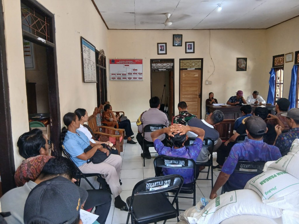 Babinsa Sekartaji Ajak Masyarakat Bersatu Dukung Program Pemerintah Saat hadir Di Pembahasan  Penggunaan Dana Pembangunan Kecamatan kepada Desa


