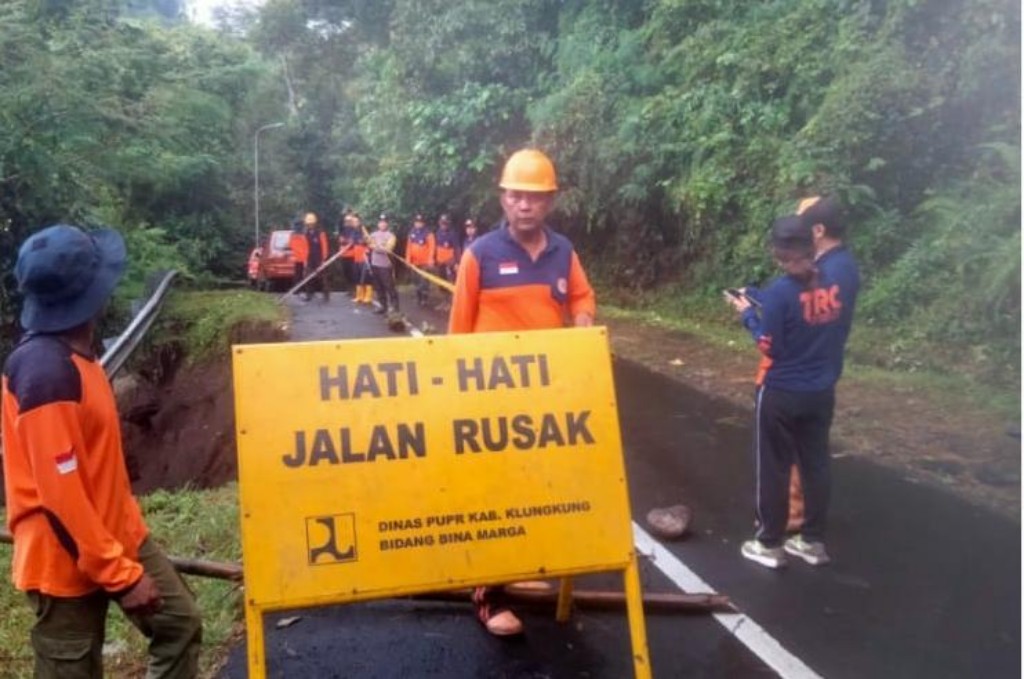 Tanggap Bencana, Babinsa Getakan Bersama TRC BPBD Klungkung Cek Lokasi Badan Jalan jebol Di Desa Getakan