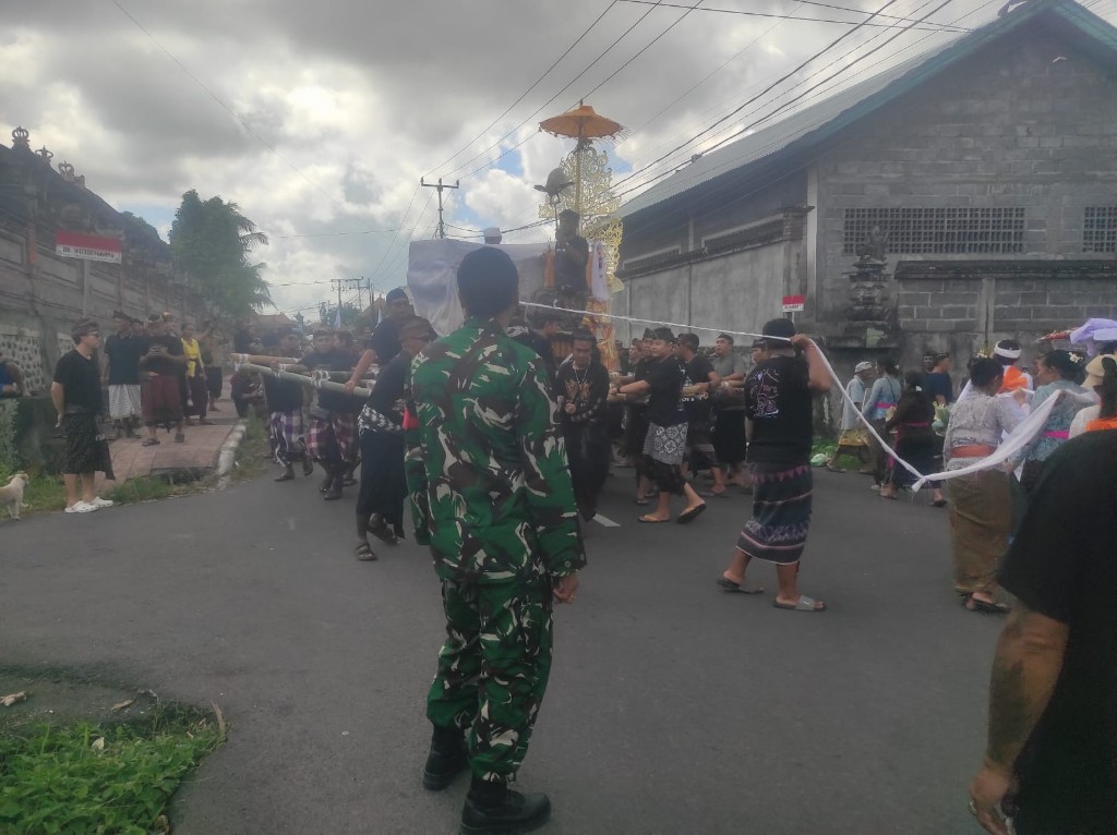 Aksi Sosial Membina Dan Berbagi Sasar Kecamatan Dawan ,  Kapten Nyoman Suryatha Utus Babinsa  Gelar Pengamanan