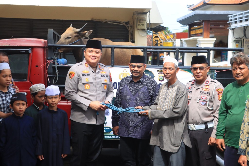 Polres Klungkung Serahkan Hewan Qurban Sambut Hari Raya Idul...