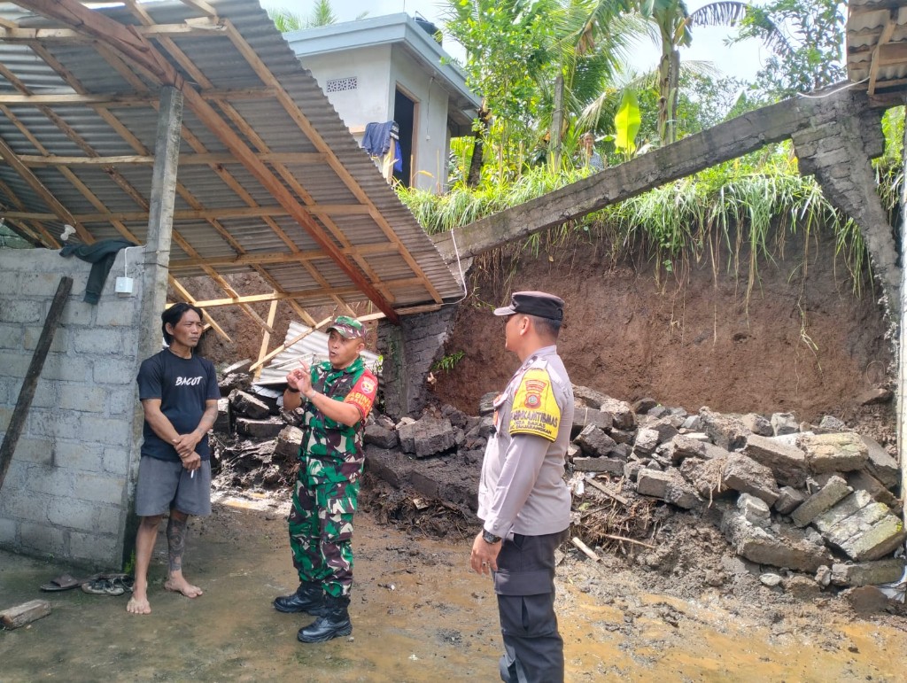 TNI Tanggap Bencana, Babinsa Bakas Tinjau Lokasi Longsor Yang melanda Rental Garase Warga Di Dusun Kangin
