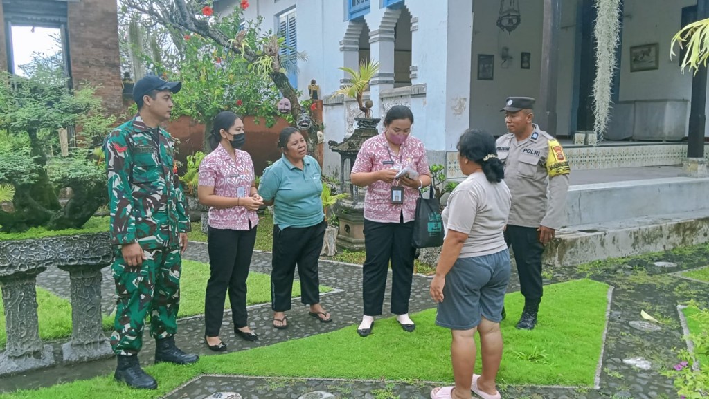 Pastikan Kondisi ODGJ Baik, Babinsa Kamasan Bersama Nakes Lakukan Pemeriksaan Kesehatan
