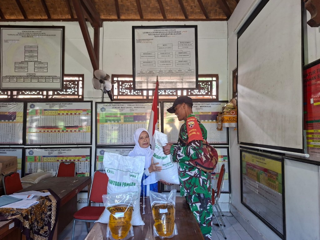 Dampingi Distribusi Bantuan Pangan, Babinsa Semarapura Kangin Tegaskan  232 KPM Terima Beras dan Minyak Goreng