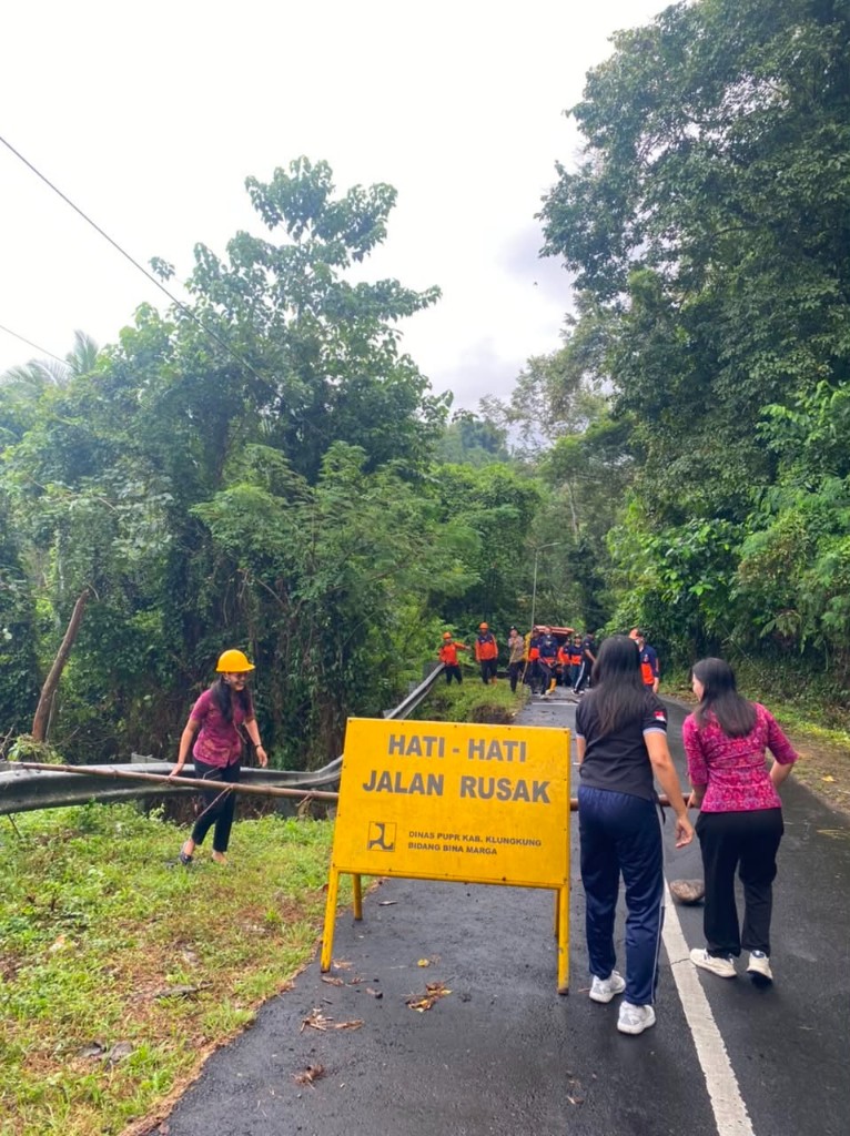 Hujan lebat turun seharian sebabkan bencana longsor,jalan  Desa Getakan  ambrol sedalam 20 meter,lalu lintas terganggu