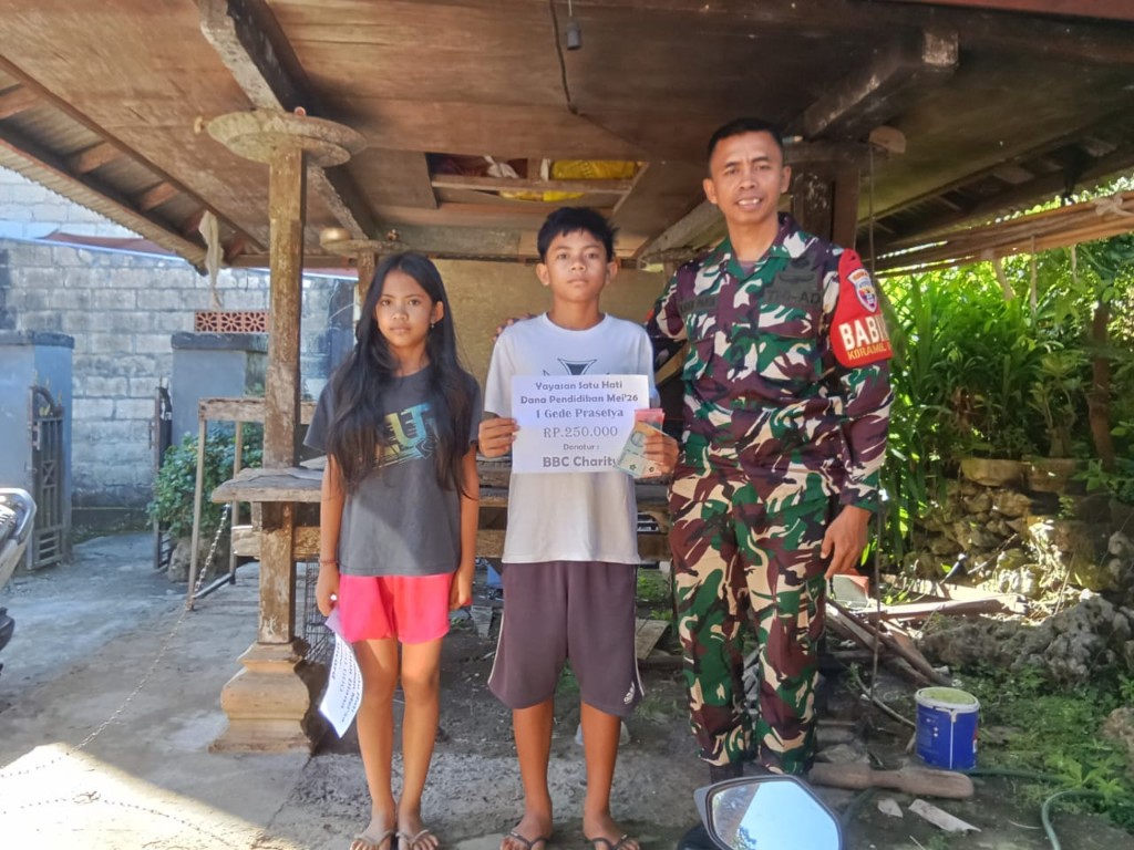Dari Pintu Ke Pintu, Babinsa Koramil Nusa Penida Salurkan Dana Bantuan Pendidikan Yayasan Satu Hati Bali Kepada Empat Anak