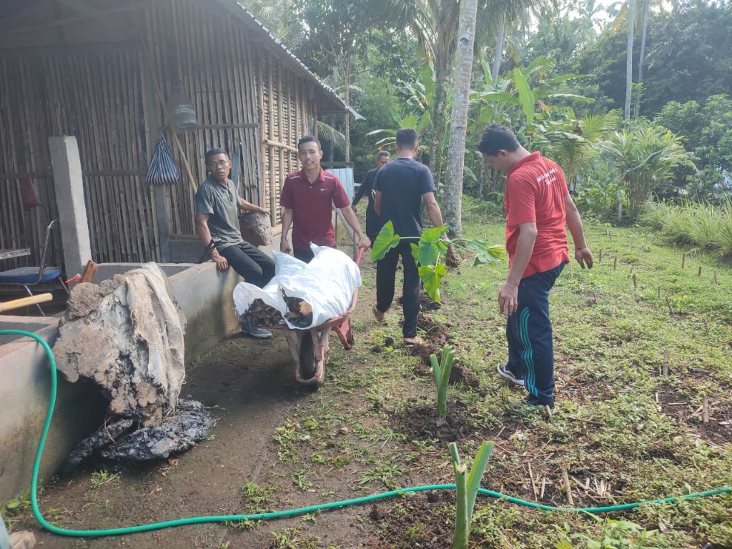 Babinsa Dawan Kaler Gelar Aksi Bersih Lingkungan Dan Tanam Pohon Produktif, Ciptakan Lingkungan Bersih Dan penguatan Hanpangan