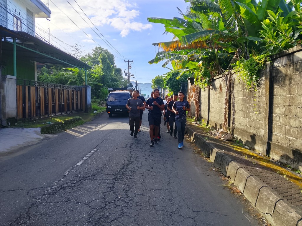 Semangat, Prajurit Dan PNS Kodim Klungkung  Jogging Pagi 5 Km