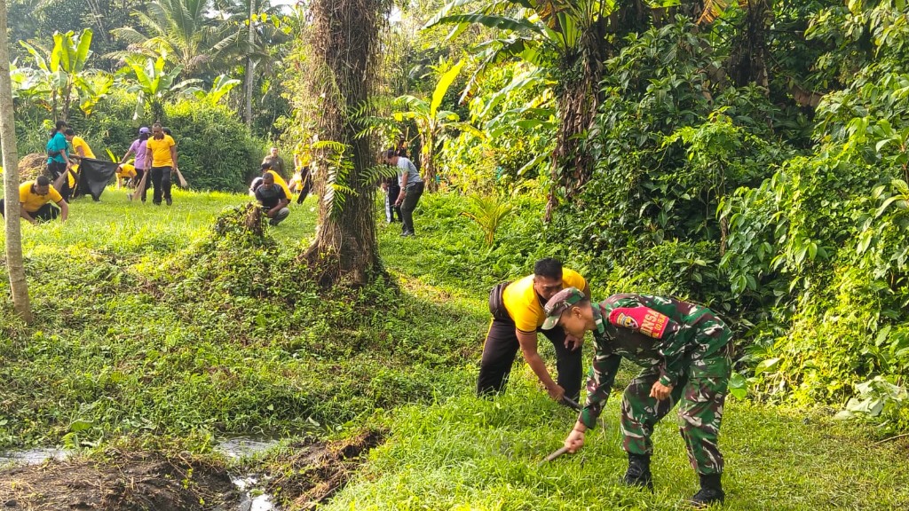 Kolaborasi TNI, Pemcam Dan Pemdes Jaga Kelestarian  Lingkungan, Babinsa Aan Hadiri Karya Bakti Indonesia Asri