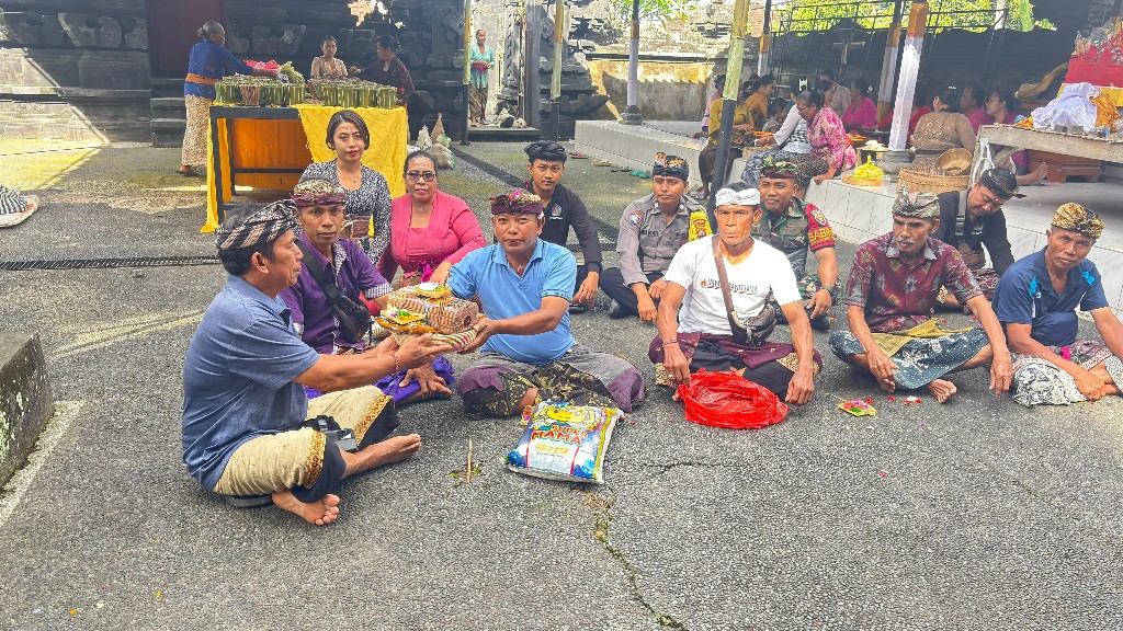 Ngaturang Punia, Babinsa Tohpati Tegaskan bentuk kepedulian Pemdes Akan Kegiatan Keagamaan 