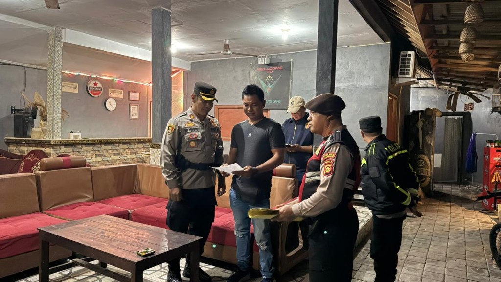 Kapolsek Klungkung Bersama Patroli Gabungan Sambangi Sejumlah Kafe, Sampaikan Imbauan Kamtibmas