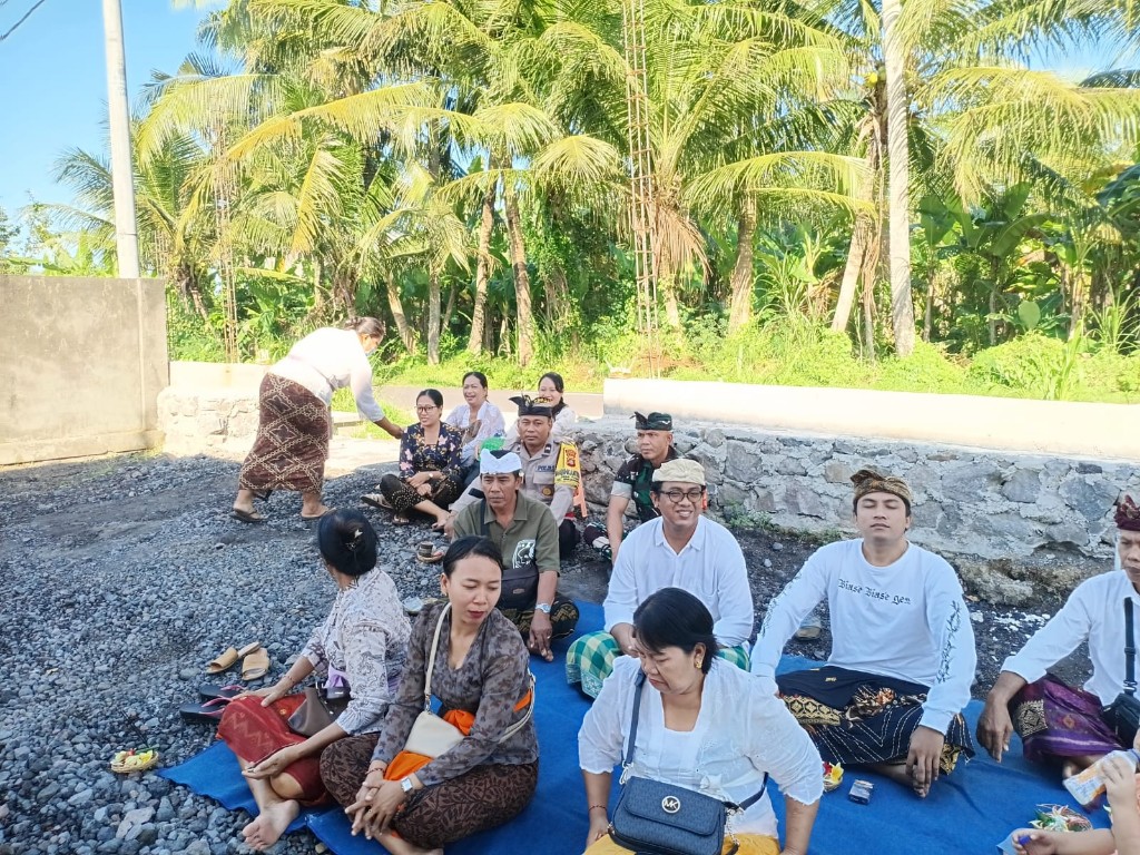 Kontribusi Nyata BabinsaSukseskan Kegiatan Di Wilayah, Serka Dewa Putu Carma Atensi Upacara Melaspas Di Kantor Desa Tusan 