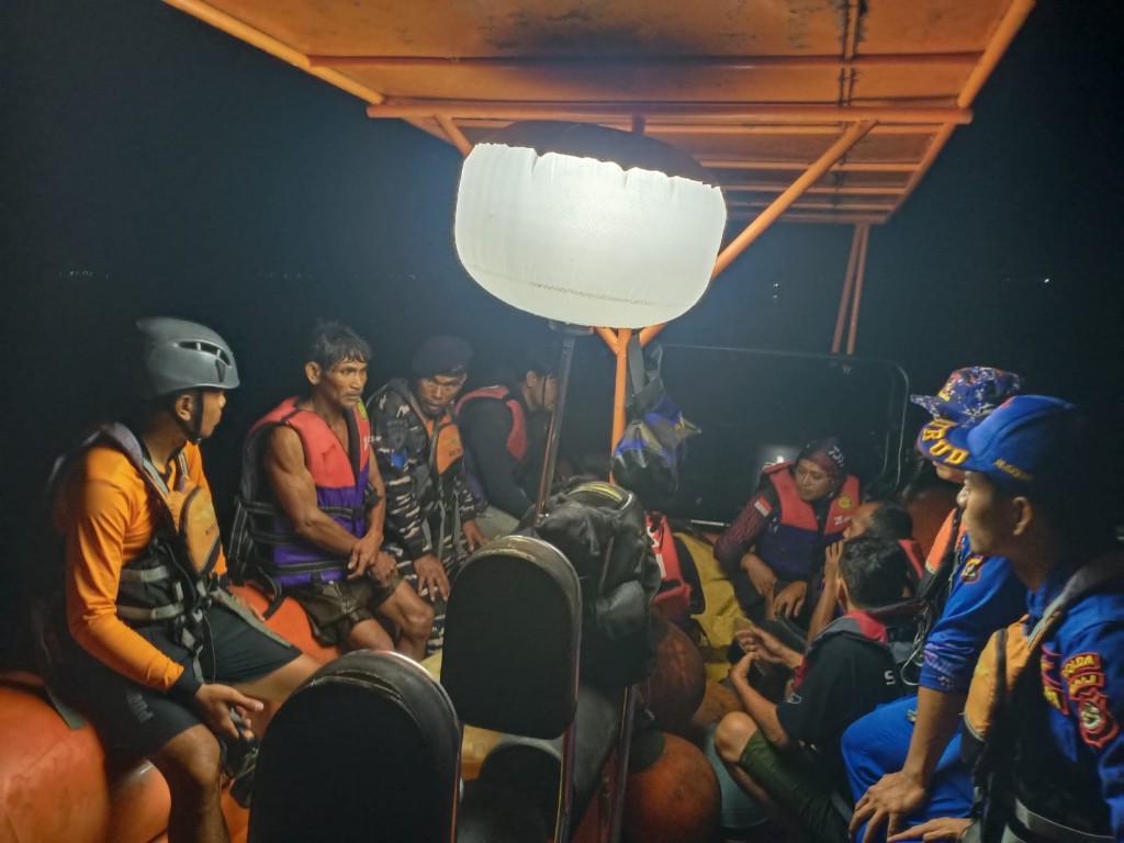 Enam pemancing nyaris hanyut, berhasil diselamatkan tim SAR...
