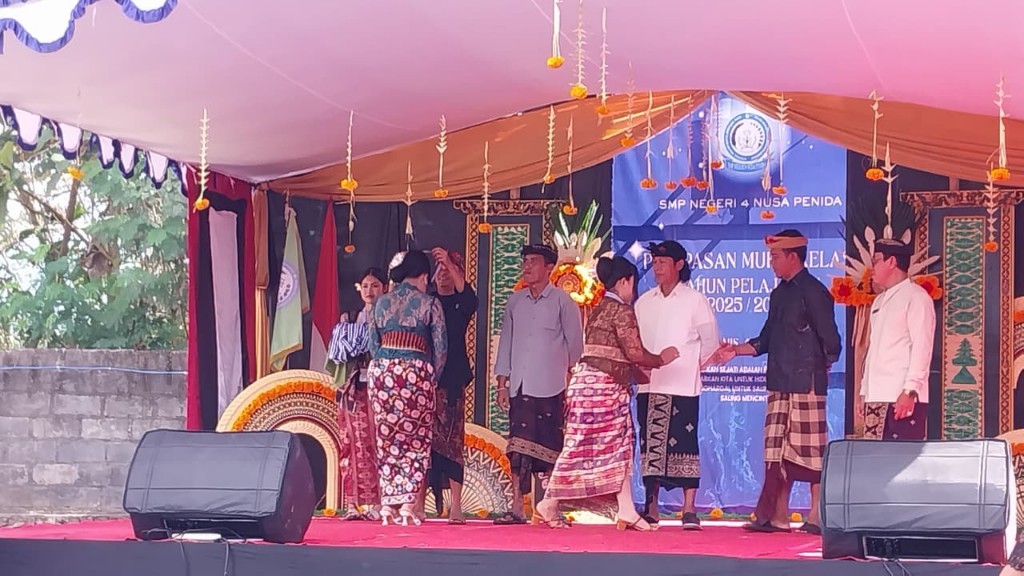 Pelepasan 144 Siswa Sisiwi kelas IX  SMPN 4 Nusa Penida, Koptu Kuswara Tekankan Rasa Syukur Atas Prestasi Yang Dicapai