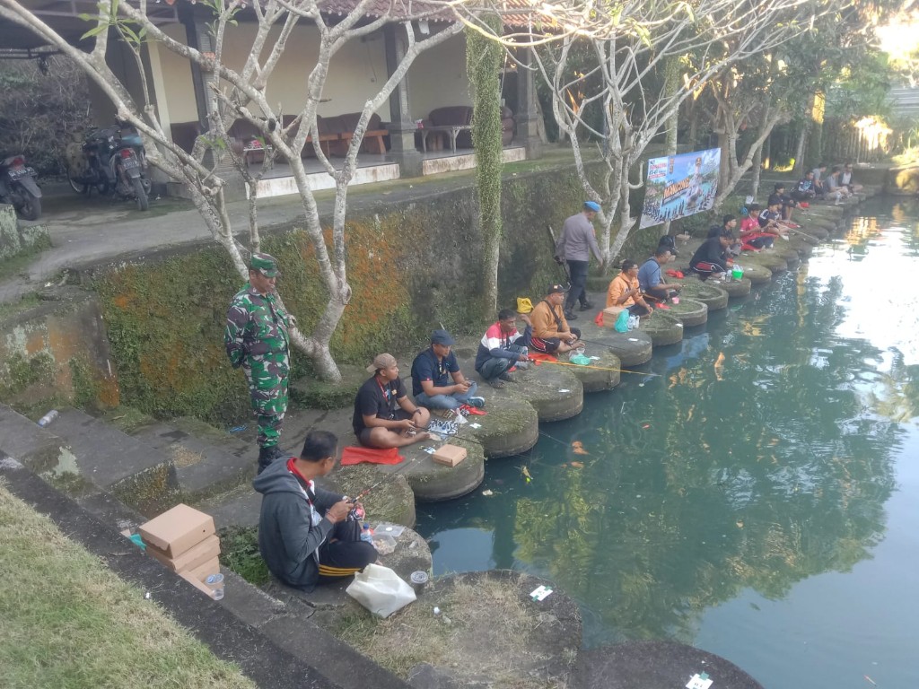 Kawal Lomba Mancing HUT Bayangkara Ke 80, Babinsa Takmung Tegaskan Kuatnya Sinergi TNI Polri 