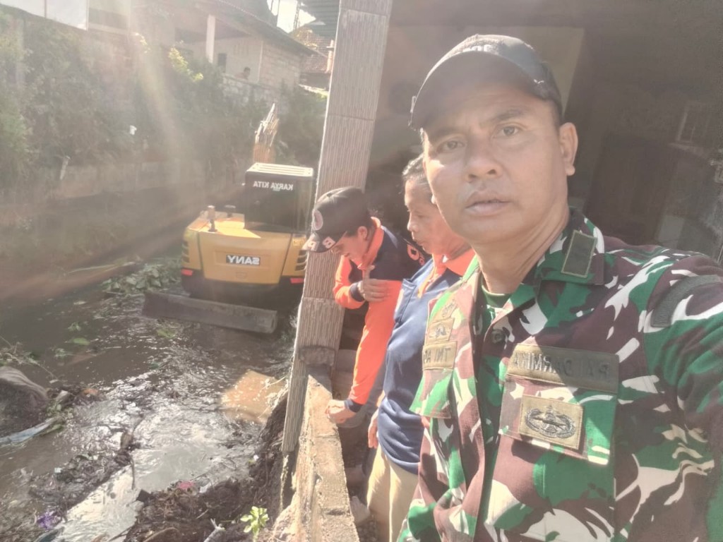 Normalisasi Sungai Di Desa Kusamba Kerahkan Alat Berat, Babinsa Kusamba Hadir Beri Pendampingan