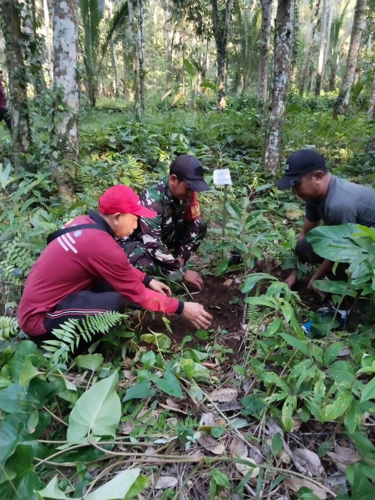 Hadiri Penanaman Pohon, Danramil Klungkung Serukan Rawat Pertiwi Dengan Menjaga Kelestarian Alam