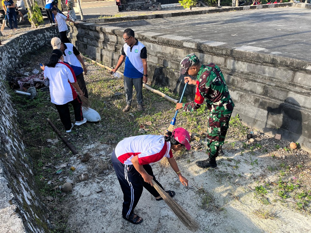 Bersih Sampah Bulan Bung Karno, Babinsa Tanglad Tegaskan Bangkitkan Kesadaran Kolektif dan Spirit Gotong Royong