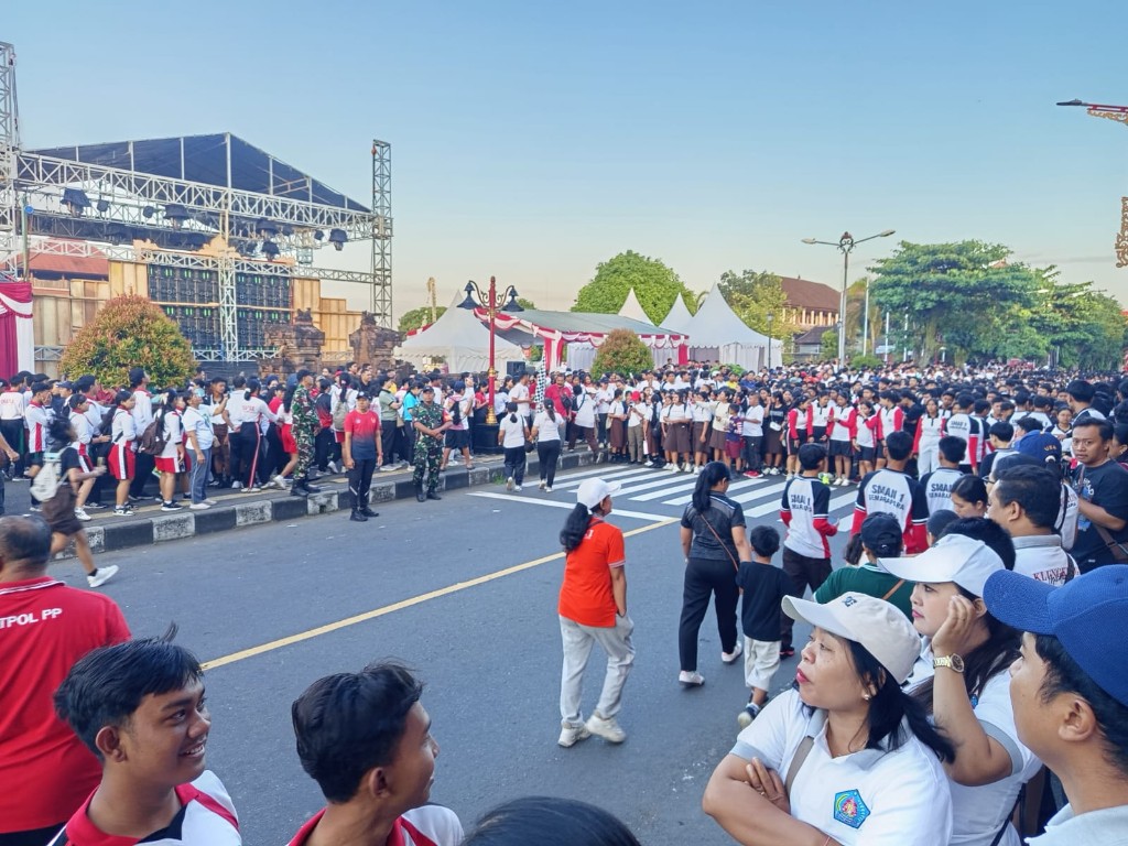 Dandim Klungkung Terjunkan Prajurit Amankan Jalan Sehat Serangkaian Pekan Literasi dan Pendidikan Kabupaten Klungkung Tahun 2026