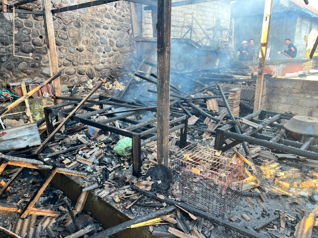 Polres Klungkung dan Polsek Banjarangkan Respons Kebakaran Rumah di Desa Timuhun.