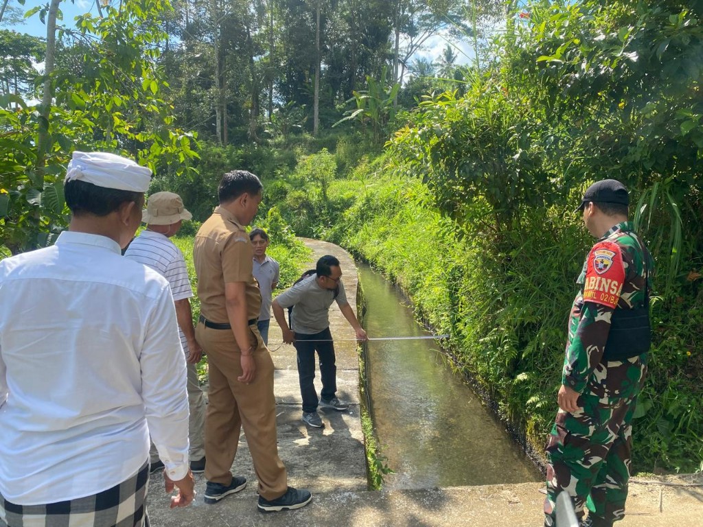 Dampingi PU gelar Survei Jalan di Desa Nyanglan, Serda Kadek Dwi Awan Tegaskan Kontribusi Babinsa Dukung Pembangunan Di Wilayah