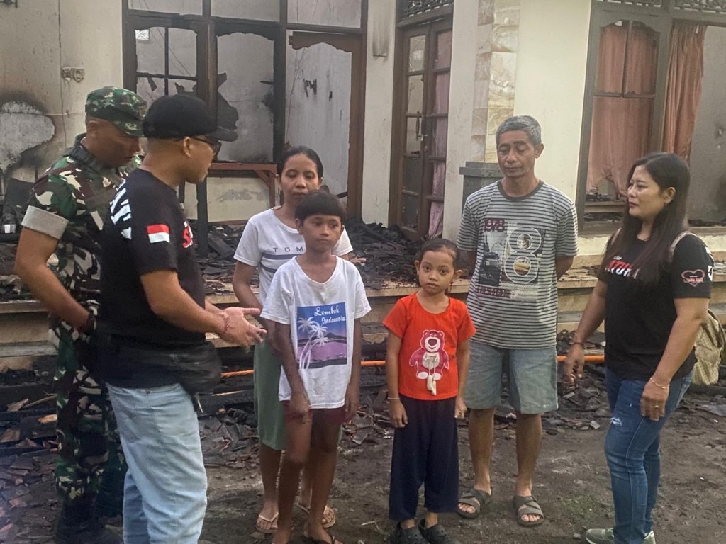 Hadirkan Harapan Ditengah Bencana, Danramil Banjarangkan Dampingi Yayasan Satu Hati Serahkan Bantuan Kepada Luh Suardani Pasca  Kebakaran