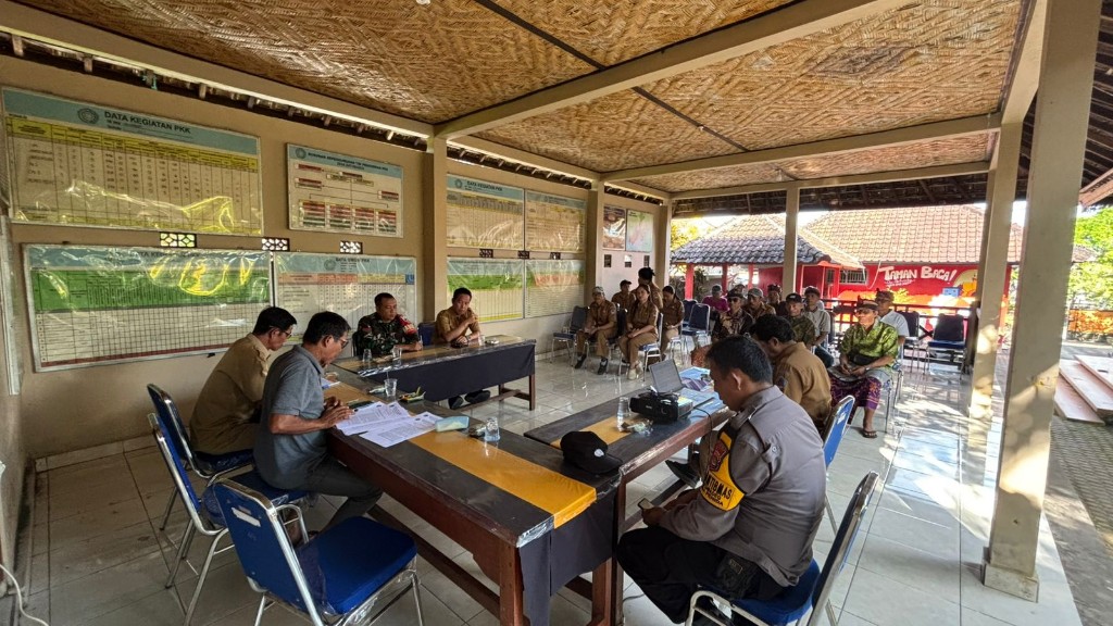 Komitmen Wujudkan Pesta Demokrasi Pemilihan Perbekel Jurdil Dan Transparan, Babinsa Batumadeg Hadiri Rapat  Pembentukan Panitia Pemilihan Perbekel