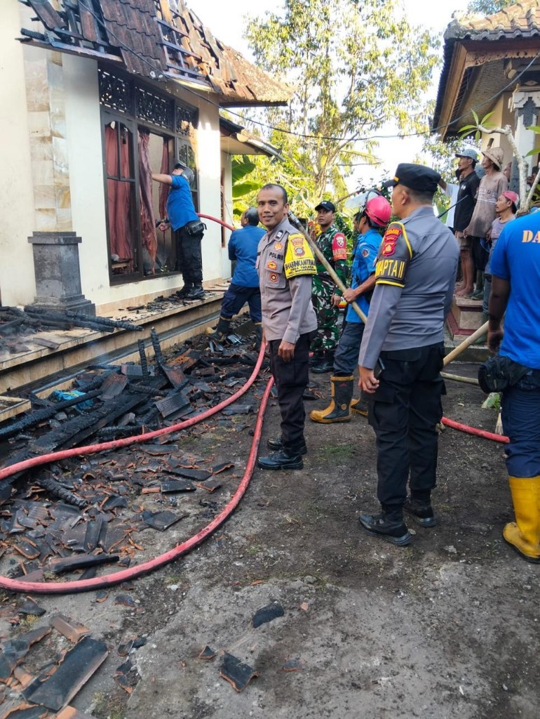 Rumah Luh Suardani Terbakar, Babinsa Timuhun Bersama Polsek dan Damkar Turun Langsung Padamkan Api