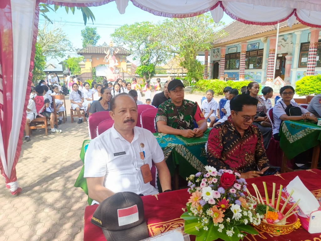 Sertu Agus Pande   Dampingi Pelepasan Siswa SDN 3 Paksebali , Tekankan Spirit  Raih Cita Cita Yang Lebih Besar