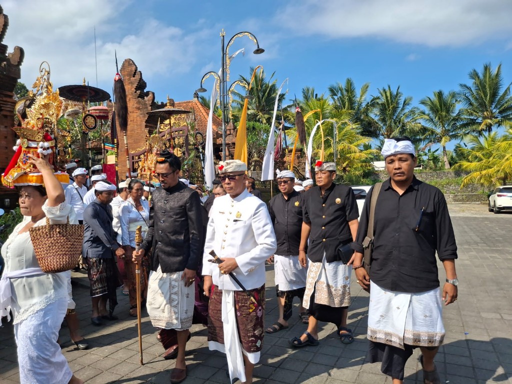 Puja Wali di Merajan  Suci Kedhatuan Agung Alang Sanja Semarak, Hening dan Khusuk